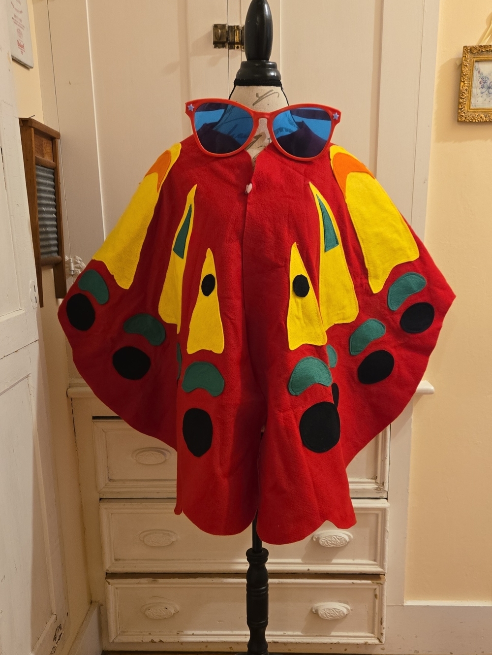Butterfly Cape And Over Sized Sunglasses OS